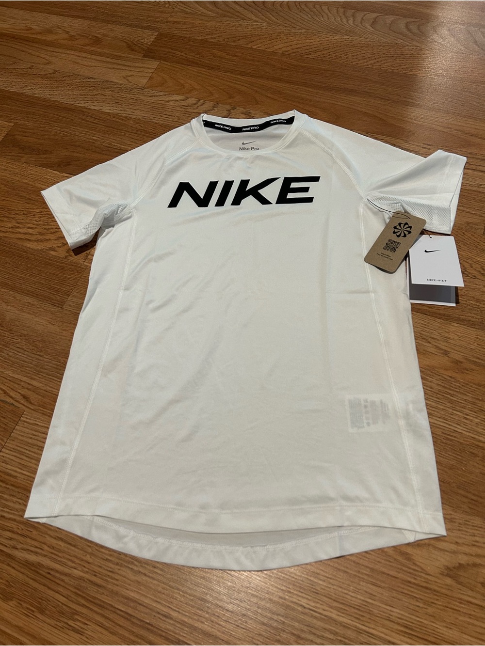 Nike kids White Short Sleeve Dri-FIT Logo Tee. Size Medium